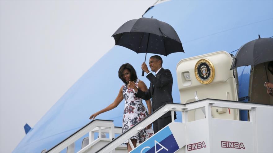 El presidente de EE.UU., Barack Obama, y la primera dama Michelle Obama en el aeropuerto José Martí de La Habana, 20 de marzo de 2016.