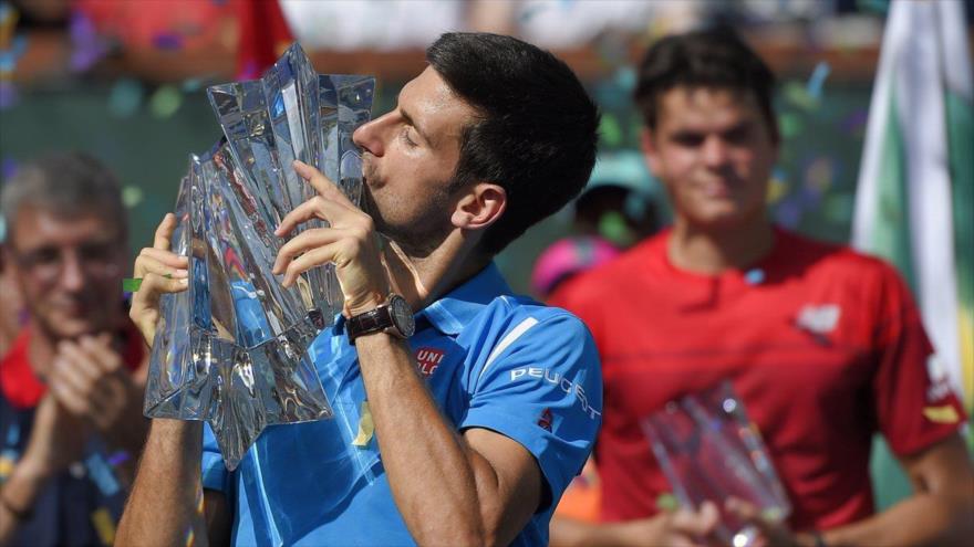 El tenista serbio Novak Djokovic besa el trofeo del Masters 1000 de Indian Wells, 20 de marzo de 2016. 