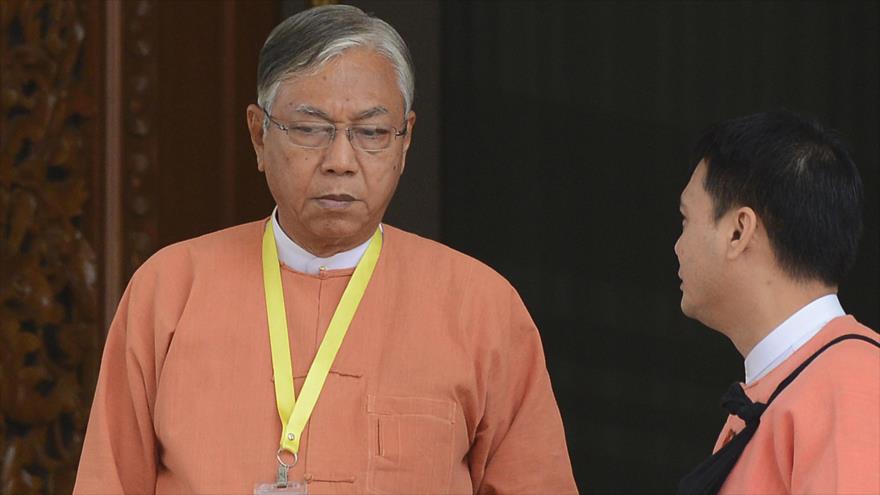 El presidente de Myanmar (Birmania), Htin Kyaw, abandona el Parlamento, donde pronunció su primer discurso ante los legisladores. 21 de marzo de 2016