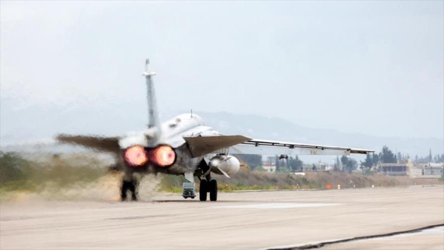 Un bombardero Sujoi Su-24 desplegado en la base aérea de Jmeimim, en Latakia, noroeste de Siria.
