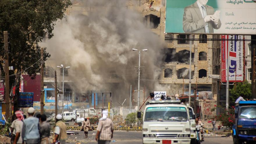 Columna de humo tras un ataque en la provincia de Taiz, suroeste de Yemen.