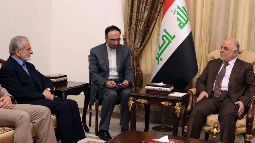 El primer ministro de Irak, Haidar al-Abadi (dcha.), recibió al presidente del Consejo Estratégico de la Diplomacia de Irán, Seyed Kamal Jarazi, en Bagdad, capital iraquí, 21 de marzo de 2016.