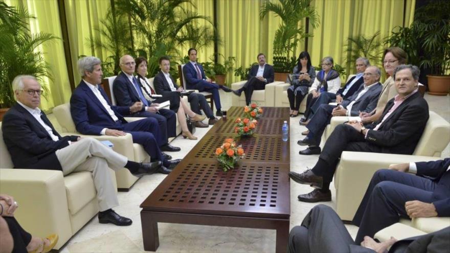 El secretario de Estado estadounidense, John Kerry y su equio en la reunión con la delegación del Gobierno colombiano, La Habana, 21 de marzo 2016.