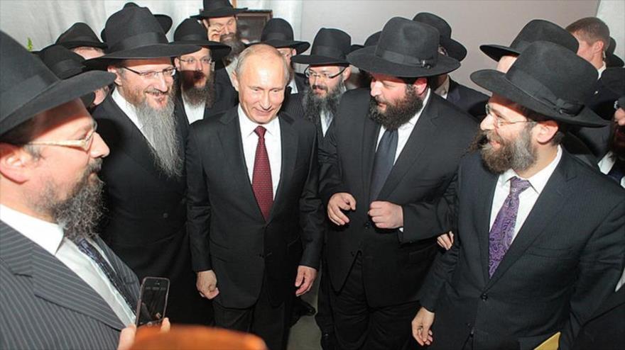 El presidente ruso, Vladmir Putin, rodeado por un grupo de judíos rusos.