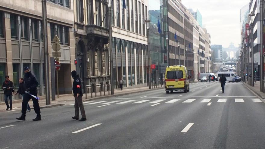 Agentes de la Policía desplegados cerca de la estación de metro de Maalbeek en Bruselas, la capital de Bélgica, donde ha habido una explosión, 22 de marzo de 2016.