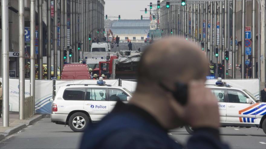 Efectivos policiales desplegados frente a la estación de metro de Maelbeek en Bruselas (Bélgica), 22 de marzo de 2016.