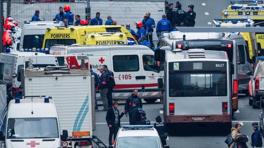 Policías y los equipos de rescate se reúnen en la calle de La Loi, evacuada después de una explosión en la estación de metro de Maalbeek en Bruselas, capital de Bélgica, 22 de marzo de 2016.