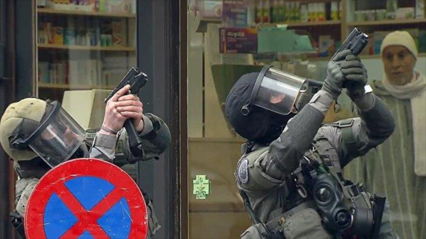 Fuerzas de seguridad belgas desplegadas cerca de la estación de metro de Maelbeek, en Bruselas (capital), donde se registró un atentado suicida, 22 de marzo de 2016.
