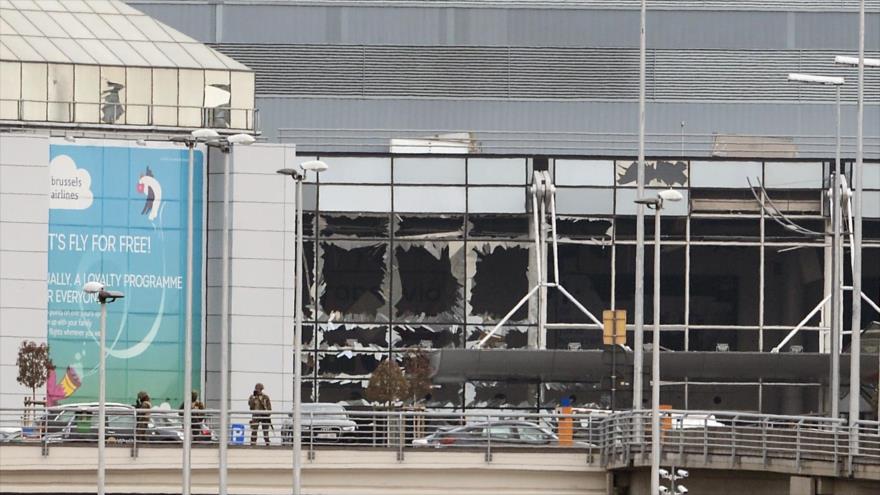 Ventanas rotas en el aeropuerto de Zaventem en Bruselas, causadas por los atentados terroristas del EIIL, el 22 de marzo de 2016.