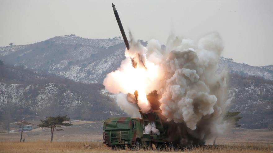 La prueba de un lanzacohetes de gran calibre en Corea del Norte, 4 de marzo de 2016.