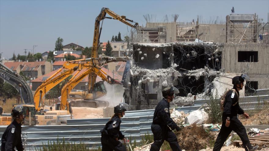 Los israelíes están demoliendo una vivienda palestina en Cisjordania, 29 de julio de 2015.