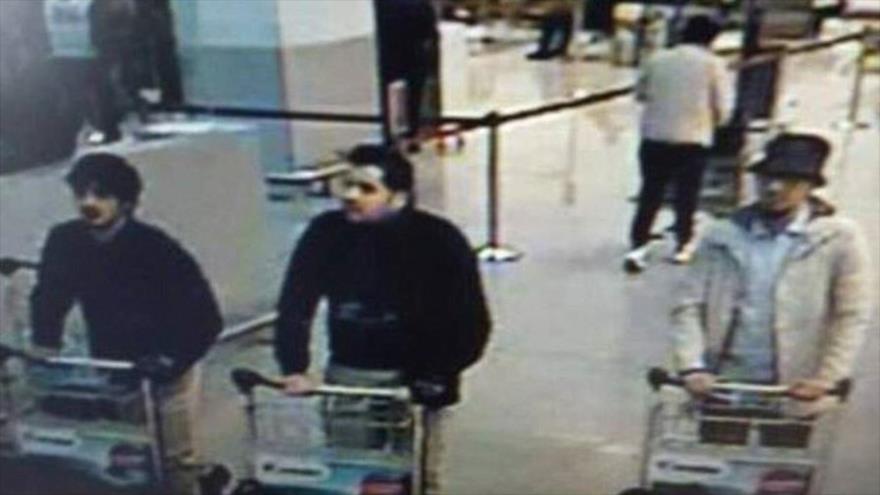 Los hermanos El Bakraoui, Jalid e Ibrahim (vestidos de negro), supuestos autores de los ataques mortales en el aeropuerto de Zaventem en Bruselas, capital belga, 22 de marzo de 2016.