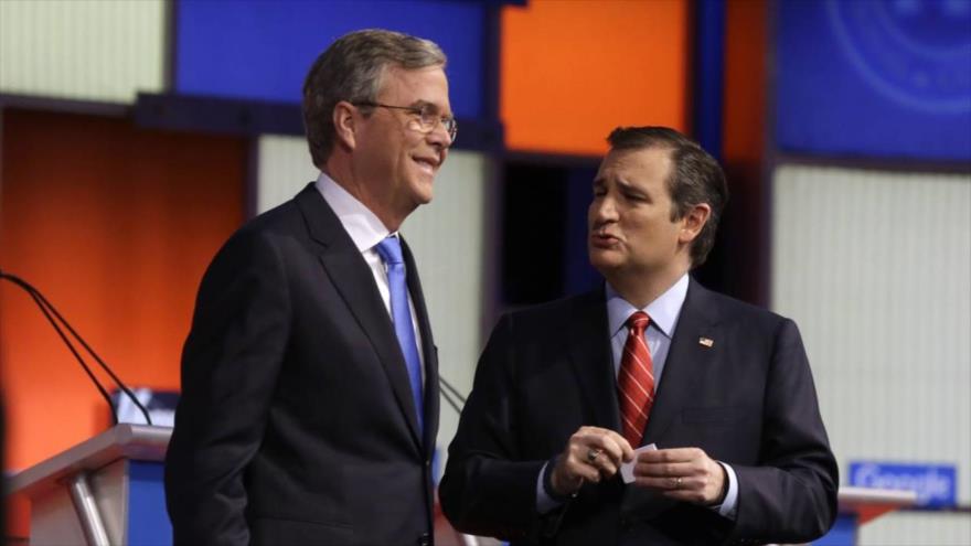 El exaspirante a la presidencia de EE.UU., Jeb Bush (iza.), junto con el precandidato republicano Ted Cruz.