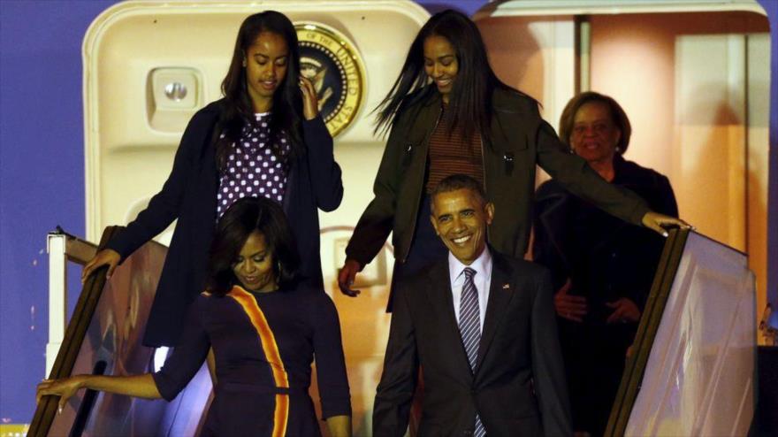 El presidente estadounidense, Barack Obama, y su familia llegan al aeropuerto internacional de Buenos Aires, Argentina, 23 de marzo 2016.