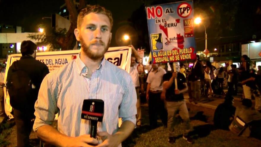 Cientos de personas marchan contra el TPP en Lima
