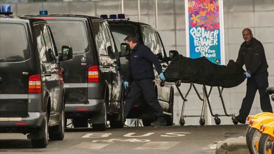 Los equipos de rescate retiran el cuerpo sin vida de una de las víctimas de la explosión en la estación de metro de Maalbeek en Bruselas, capital de Bélgica, 22 de marzo de 2016.