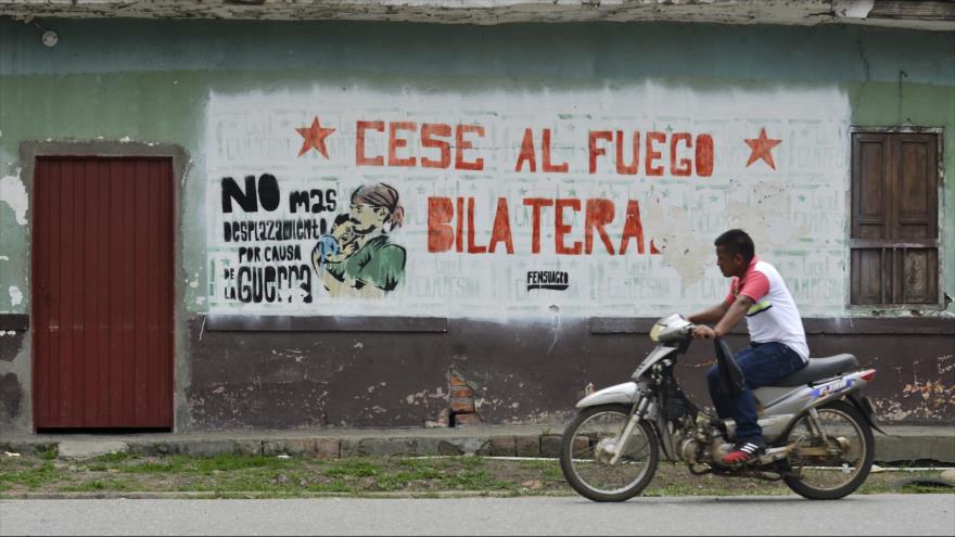 Mural en el que se lee "Cese al fuego bilateral", "No más desplazamiento por causa de la guerra", 15 de marzo 2016.