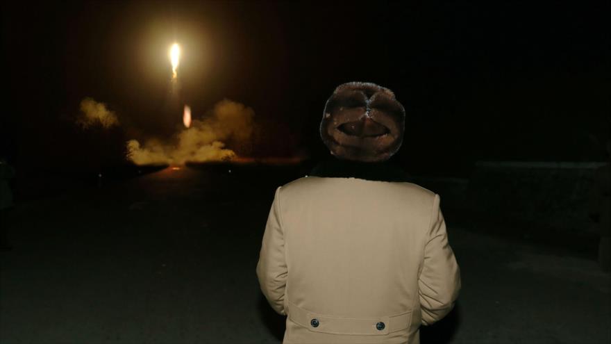 El líder de Corea del Norte, Kim Jong-un, observa EL lanzamiento de un misil balístico norcoreano en un lugar desconocido. La foto fue difundida el 11 de marzo de 2016.