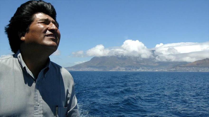El presidente de Bolivia, Evo Morales, observa el mar.
