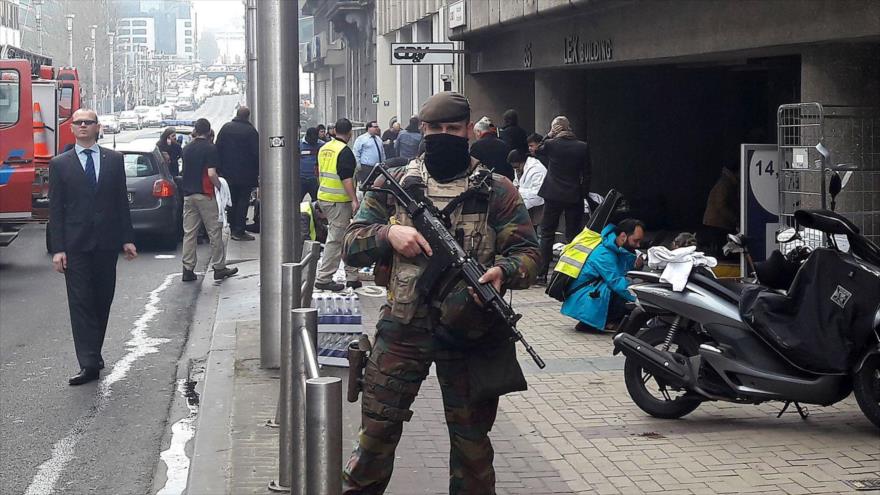 Fuerzas de seguridad belgas se encuentran en la entrada de la estación de Maalbeek del metro bruselense tras la explosión.