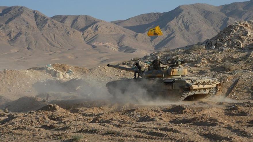 Fuerzas del Ejército sirio y sus aliados toman posesión en las alturas en las afueras de Palmira (centro).