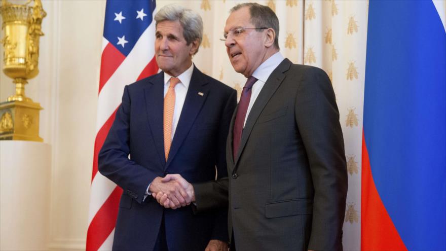 El canciller de Rusia, Serguei Lavrov (dcha.), saluda a su homólogo estadounidense, John Kerry, antes de que mantengan una reunión en Moscú, capital de Rusia, 24 de marzo de 2016.