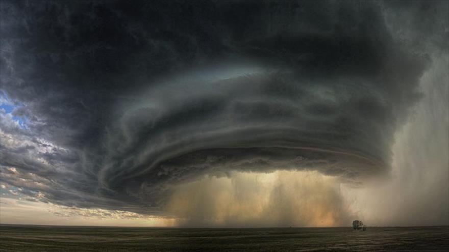 Una nube tormentosa supercélula sobre Montana, EE.UU.