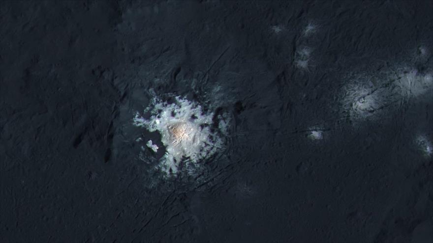 La foto más cercana hasta ahora del cráter Occator del planeta Ceres.