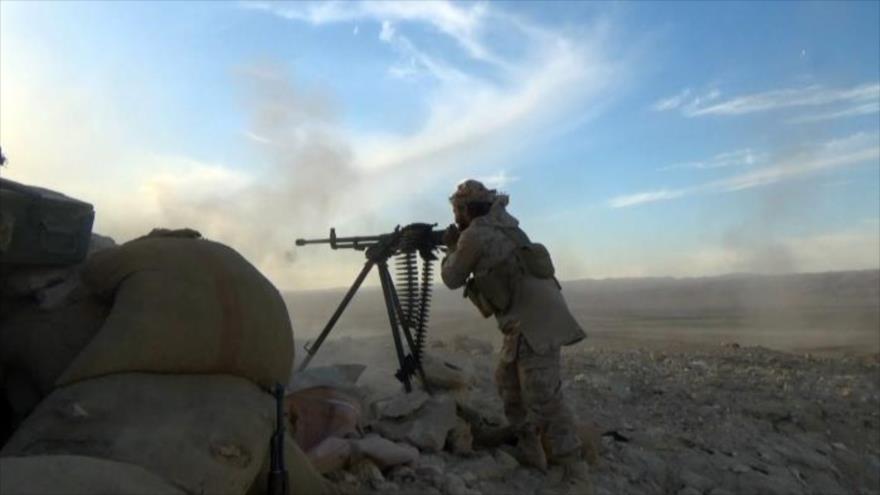 Un integrante del grupo terrorista EIIL (Daesh, en árabe), dispara una ametralladora.