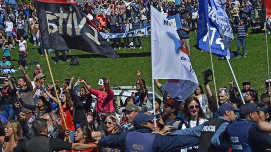 Efectivos de la Policía de Argentina intentan detener a los manifestantes en la ciudad de Bariloche (sur) que rechazan la visita del presidente estadounidense, Barack Obama, a su país, 24 de marzo de 2016.