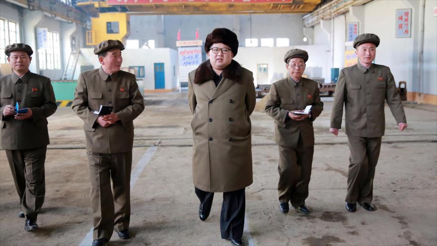 El líder norcoreano Kim Jong-un (centro) inspecciona el complejo de maquinaria de Ryongsong, 24 de marzo de 2016.