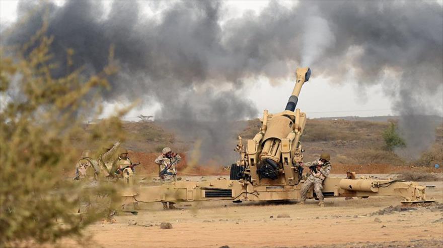 Soldados saudíes lanzan fuego de artillería contra Yemen.