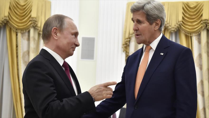 El presidente de Rusia, Vladimir Putin (izda.), recibe en el Kremlin al secretario de Estado de EEUU, John Kerry, 24 de marzo de 2016.