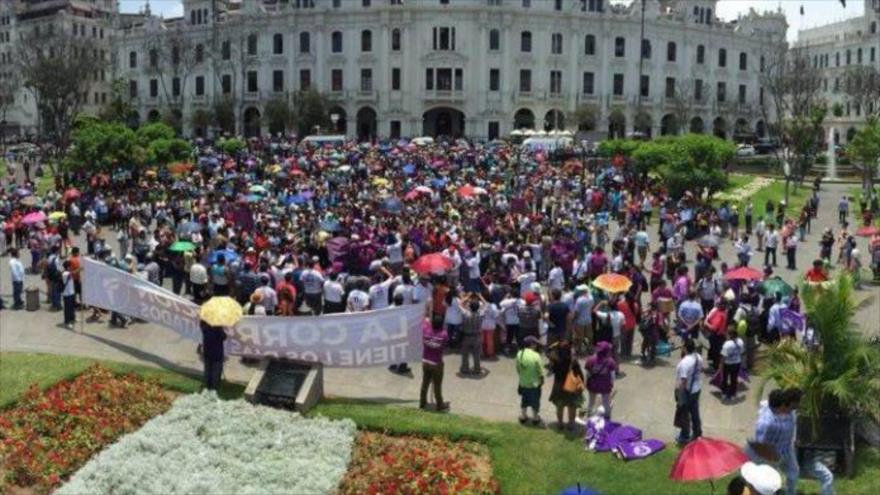 Una protesta de jóvenes peruanos en la Plaza San Martín en el centro de Lima (capital) para denunciar la resolución del Jurado Electoral Especial (JEE) de Lima Centro 1.