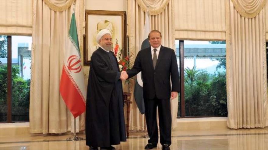 El presidente iraní, Hasan Rohani, saluda al primer ministro paquistaní, Nawaz Sharif. 25 de marzo de 2016