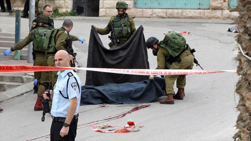 Fuerzas israelíes matan a tiros a un palestino gravemente herido en la ciudad de Al-Jalil (Hebrón), 24 de marzo de 2016.