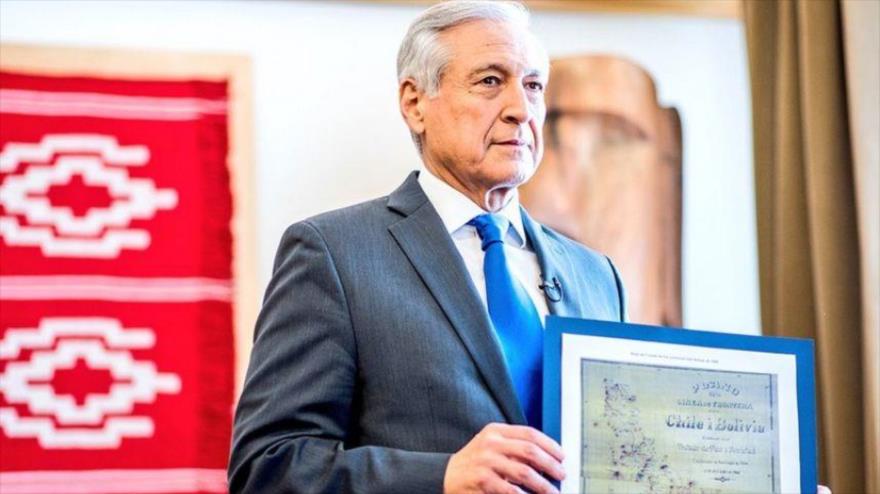 El canciller chileno, Heraldo Muñoz, en el momento de difundir mapa de 1904 sobre el río Silala, 25 de marzo de 2016.