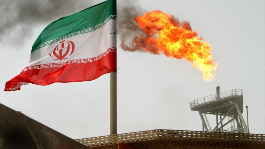 Quema de gas en la plataforma de producción de crudo de Sorush, situada en el sur de Irán.