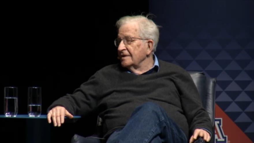 El prominente politólogo estadounidense Noam Chomsky durante una conferencia en la Universidad de Arizona (suroeste de EE.UU.), 25 de marzo de 2016.