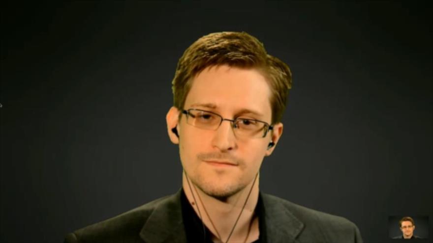 El exagente de la Agencia Central de Inteligencia de EE.UU. (CIA, por sus siglas en inglés) Edward Snowden participa por videoconferencia en un evento de la Universidad de Arizona, 25 de marzo de 2016.