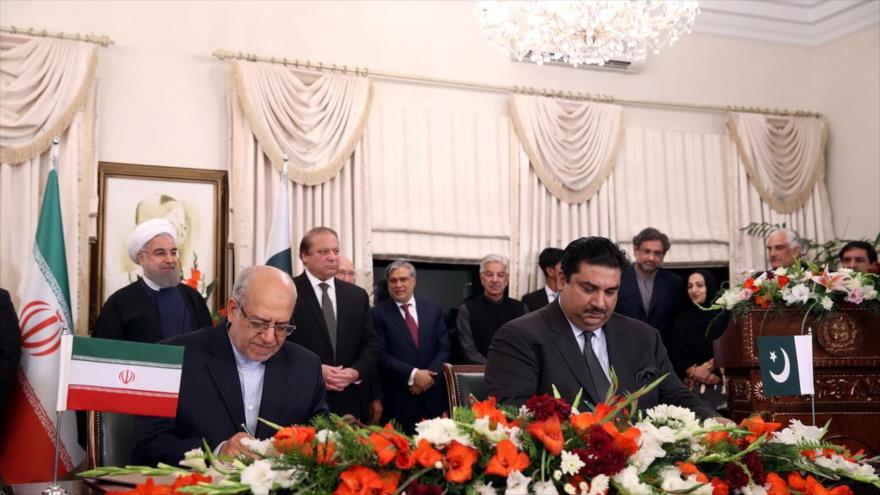 El ministro iraní de Industria, Minas y Comercio, Mohamad Reza Nematzadeh (izda.), junto con su par paquistaní, Jurram Dastgir Jan, firman acuerdos comerciales, 25 de marzo de 2016.