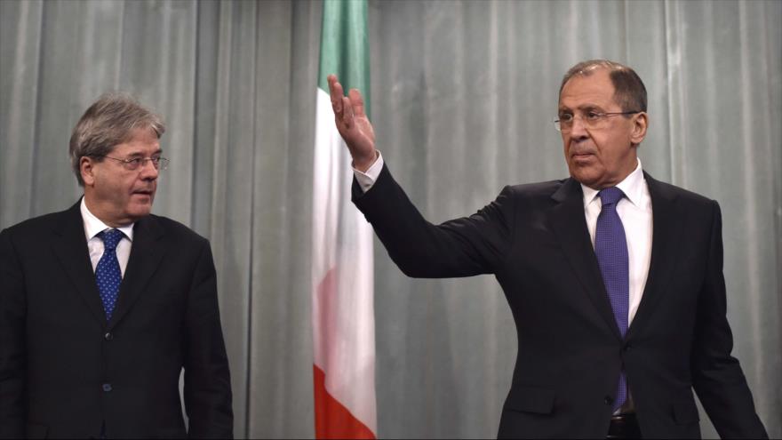 El canciller ruso, Serguei Lavrov (dcha.), se reúne con su homólogo italiano, Paolo Gentiloni, en Moscú, capital rusa, 25 de marzo de 2016.