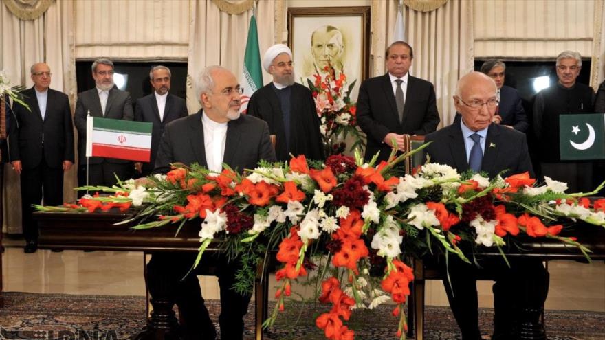 Canciller raní, Mohamad Yavad Zarif (izda.), junto al asesor de Seguridad Nacional y Asuntos Exteriores del primer ministro paquistaní, Sartaj Aziz, en Islamabad, capital de Paquistán, 25 de marzo de 2016.