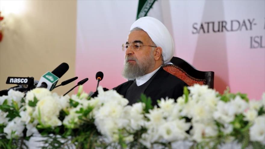 Presidente de Irán, Hasan Rohani, participa en una rueda de prensa al culminar su visita de dos días a Paquistán, 26 de marzo de 2016.