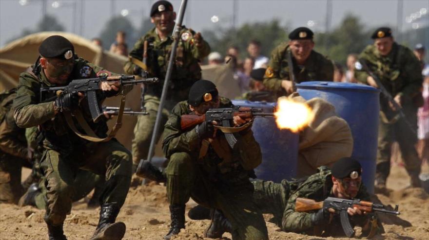 Soldados rusos durante una maniobra militar.