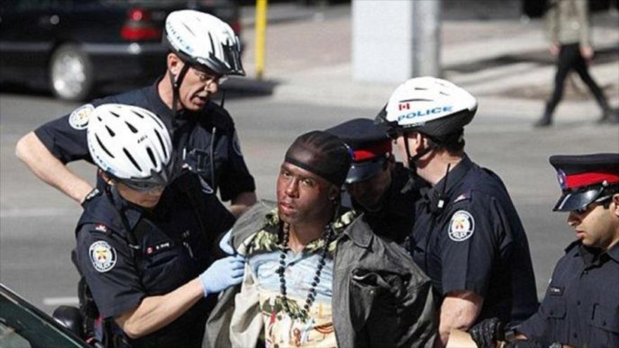 La Policía de la ciudad de Toronto, Canadá, arrestando a un afrodescendiente, noviembre de 2010.