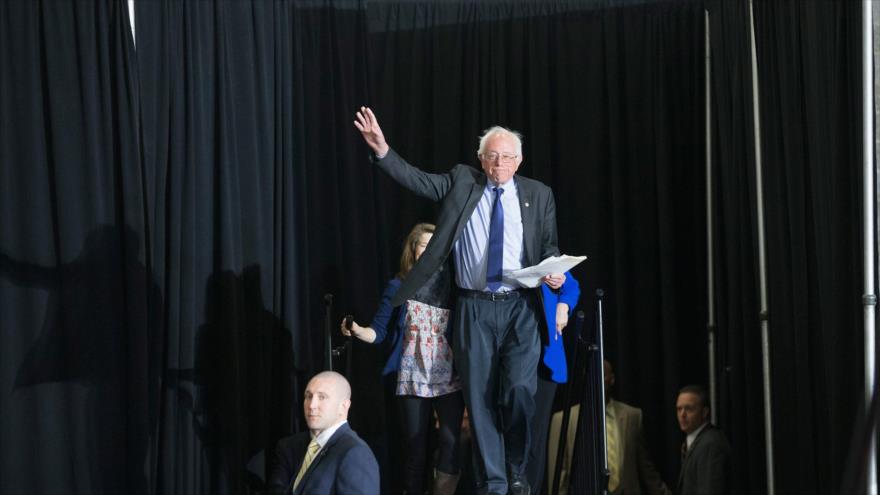 El precandidato demócrata Bernie Sanders durante un evento en Madison, capital del estado de Wisconsin (norte de EE.UU.), 26 de marzo de 2016.