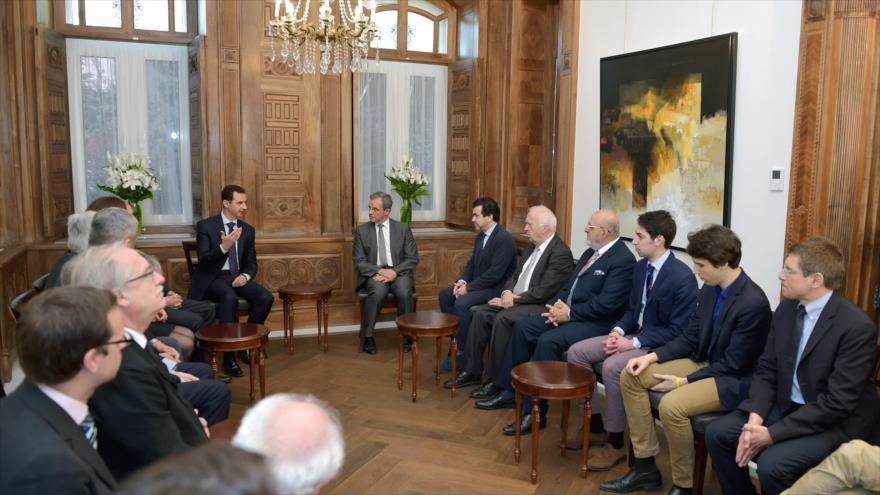 El presidente sirio, Bashar al-Asad, se reúne en Damasco, la capital siria, con una delegación parlamentaria francesa, 27 de marzo de 2016.