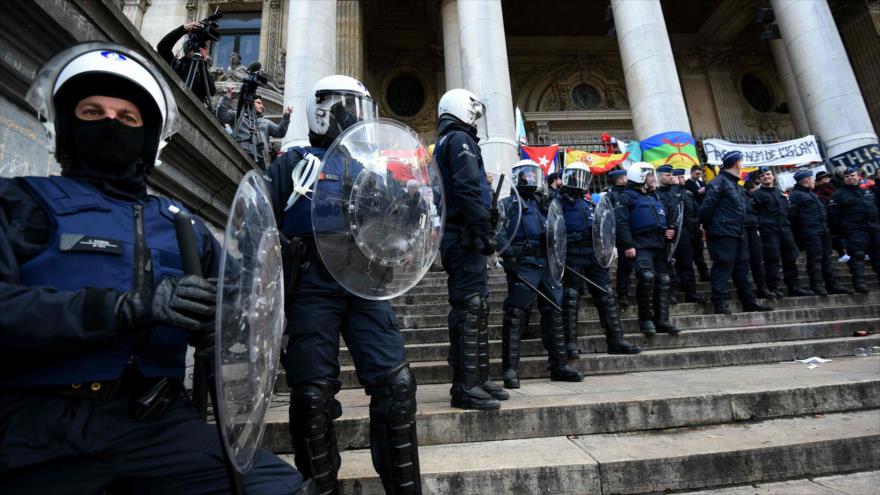 La policía antidisturbios belga vigila el edificio de la bolsa de valores de Bruselas tras los atentados terroristas del pasado 22 de marzo. 