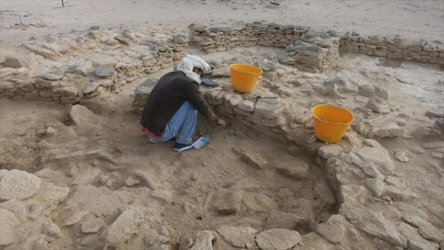 El arqueólogo, Abdolá Al-Kaabi, en el lugar de la excavación del esqueleto en la isla de Marawah.